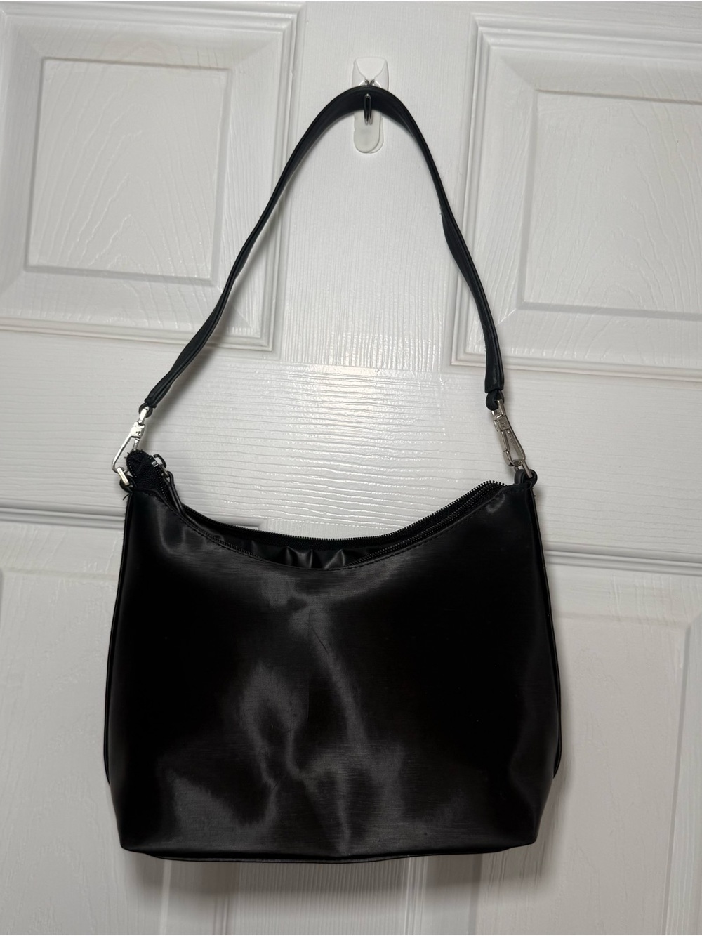 Classic Black Shoulder Bag - Sleek Everyday Carry